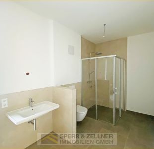 Bad mit Wanne und Dusche Whg. B33