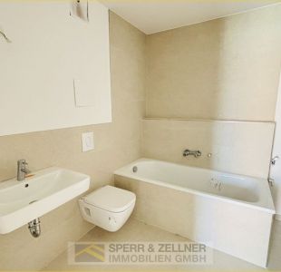 Bad mit Wanne und WM-Anschluss