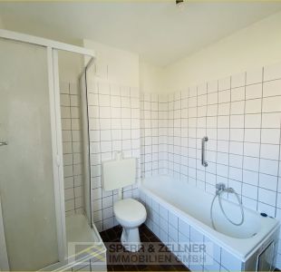 Bad mit Wanne - Dusche - Fenster