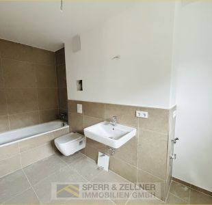 Bad mit Wanne - Fenster und WM-Anschluss