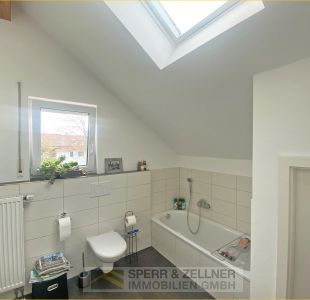 Bad mit Wanne, Dusche, Fenster im DG