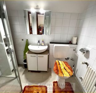 Bad mit Dusche auf der Wohnzimmerseite