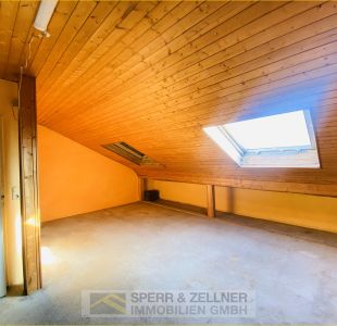 großes Zimmer im Dachgeschoss
