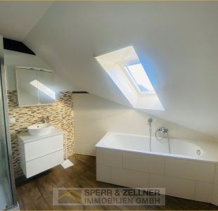 Bad mit Wanne, Dusche, Fenster