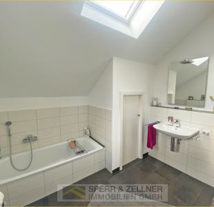 Bad mit Wanne, Dusche, Fenster im DG