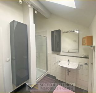 Bad m. Wanne, Dusche und Fenster im DG