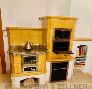 Holzofen mit Kochplatten, Ofenrohr und Kachelofen