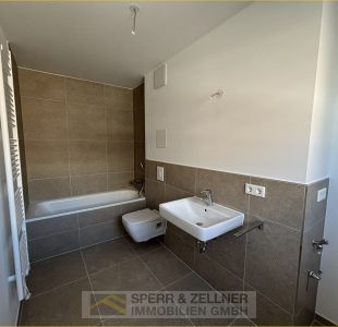 Bad mit Wanne, Fenster und WM-Anschluss