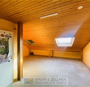 großes Zimmer im Dachgeschoss