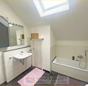 Bad m. Wanne, Dusche und Fenster im DG