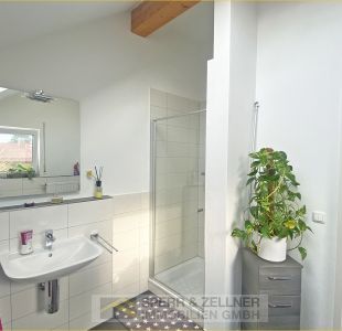 Bad mit Wanne, Dusche, Fenster im DG