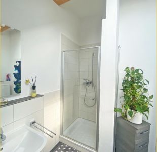 Bad mit Wanne, Dusche, Fenster im DG