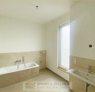 Bad mit Wanne und Dusche Whg. B33