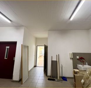 Lagerfläche im Erdgeschoss mit Zugang zum Lastenaufzug ins Obergeschoss