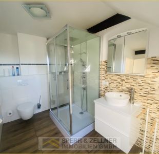 Bad mit Wanne, Dusche, Fenster